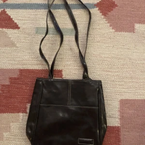 Söt brun handväska - Mörkbrun handväska, går att använda som ryggsäck också
