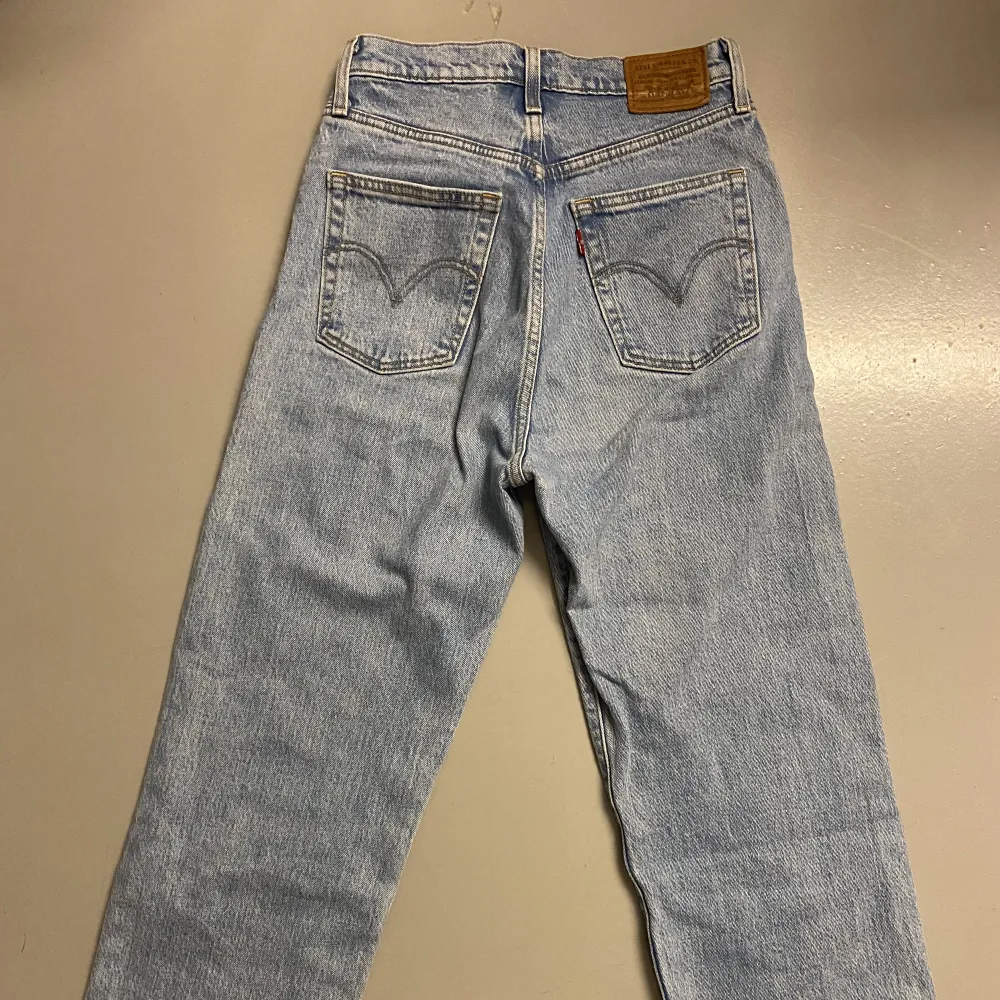 Levis 501 Hömidjade jeans med raka ben. Otroligt fin ljusblå färg som passar till allt. Dessa är köpta på Carlings. Använda men i mycket fint skick. . Jeans & Byxor.