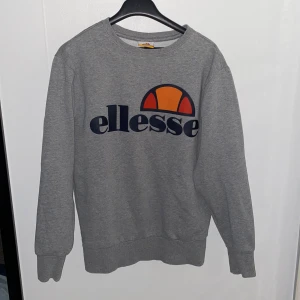 Ellesse tröja - Ellesse tröja i fint skick förutom lite slitningar vid muddarna (se bild 2).