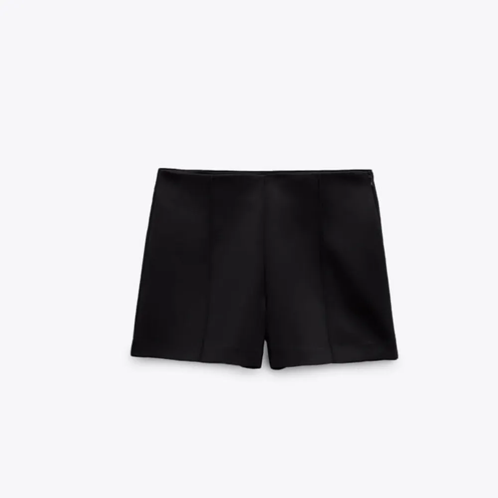 Säljer dessa glansiga kostymshorts från zara, Strl XS. Använda en gång så superfint skick!💖 200kr + frakt . Shorts.