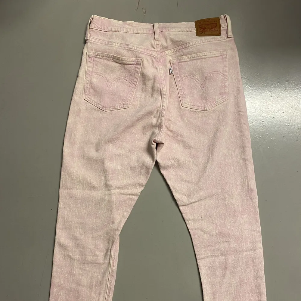 Hur coola?!? Ljusrosa levis jeans i mjukt material. Dessa med medium/highweist. Använda ca 2 gånger. . Jeans & Byxor.