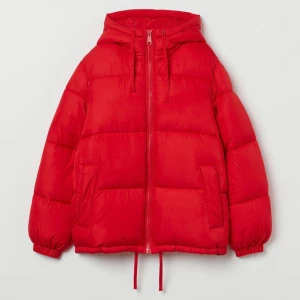 Pufferjacka med luva  - Röd pufferjacka med luva som inte längre kommer till användning. Nypris 499kr på hm. Kan skicka fler bilder om det behövs! 💕