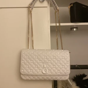 Guessväska - Helt ny väska från guess, lapparna kvar! 