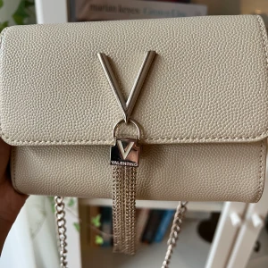 Mario Valentino DIVINA axelremsväska - Beige/silver axelremsväska från Mario Valentino.   den är lite smutsig inuti men går att rengöra