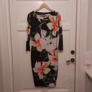 Blommig klänning - Tight fin blommig klänning, svart botten. Väldigt bra skick och knappt använd. 