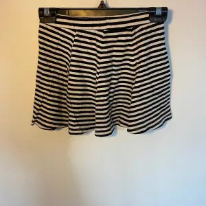 Kort randig kjol från H&M   Kund står för frakt, inga byten