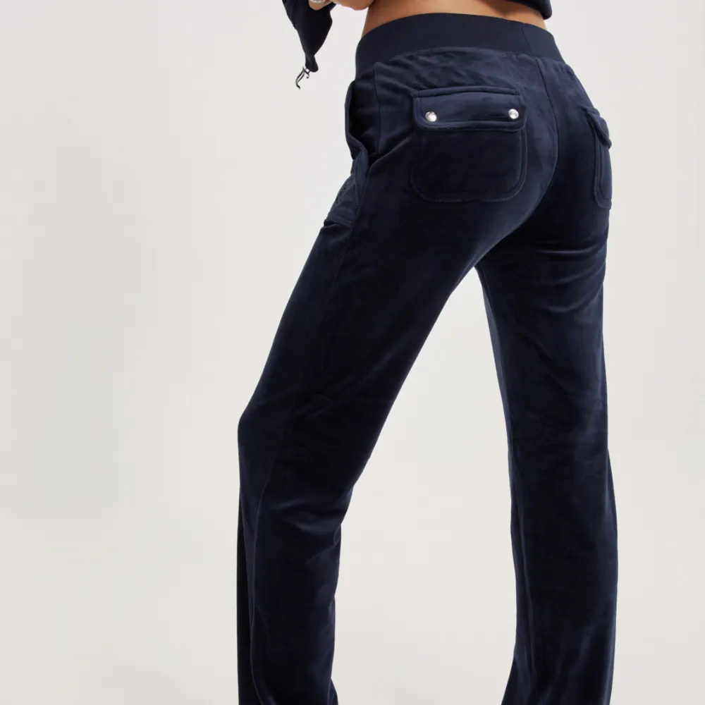 säljer mina fina juicy byxor i färgen night sky💙🌌  dom är varsamt använda och enbart fåtal gånger, säljer då jag inte får användning för dom💙 nypris 1100:- !!obs!! Går ej ner i pris mer. Jeans & Byxor.