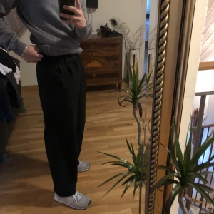 Breda kostymbyxor - Breda svarta kostymbyxor med pressträff från Zara. Säljer då jag inte gillar passformen. Andvända ca 5 gånger.  Nypris 499 kr Pris 300 + frakt Betalning sker via Swish, 300 eller bud! Skriv om vi har frågor.