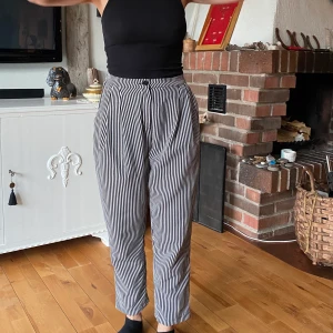 Randiga kostymbyxor  - Kostymbyxor från monki. Sköna och knappt använda. Storlek XS (jag är 160 lång)