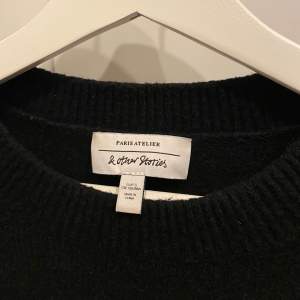 Säljer den populära svarta stickade tröjan från & other stories, köpt på plick för 300kr. Jag har inte använt den då den är lite för liten för min smak. 🖤🖤