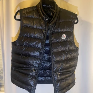 Moncler gui väst - Säljer en Moncler väst i mycket bra skick (endast använd fåtal gånger) i storlek 2. 