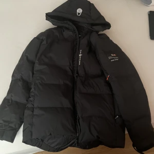 Sail racing jacka - Säljer min lillebrors sail racing då den var för liten på honom, den är i storlek M och knappast använd. 