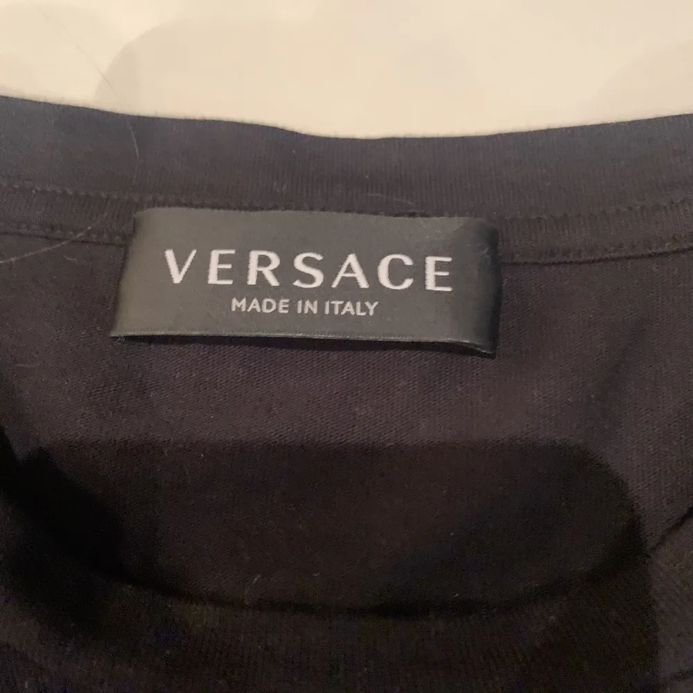 En äkta Versace t-shirt använd fåtal gånger.  Köpt på nk i Stockholm. Storlek 152/ 12 år . T-shirts.