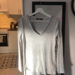 V-ringad långärmad topp  - Fint skick 