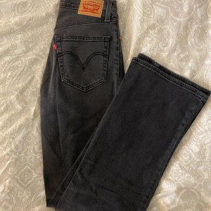Levis jeans  - Levis ribcage boot i stl W28 L31. Endast använda 2 gånger. Säljer då de inte kommer till användning. Skriv om du vill ha fler bilder. Köparen står för frakt! 