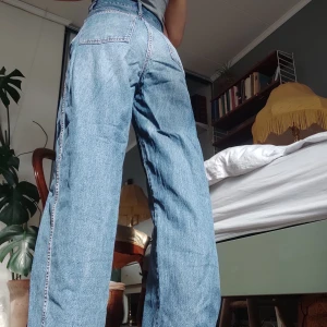 Wide Leg Jeans - Snygga vida jeans från Uniqlo! Pris går att diskutera:) Jag är 169cm som referens, strl 36. Det mörka på bild 2 är skuggan från min lampa!!! :'D