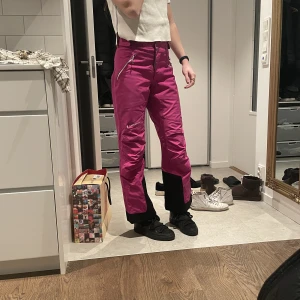 Skalbyxor  - Jätte fina skalbyxor, funkar perfekt som skidbyxor men även att bara ha på vintern eller när de regnar. Har jätte bra fikor och är i jätte bra sikt. Dom är bara andvända ett fåtal gånger. Passar både S och XS 