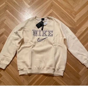 Vintage Nike Sweatshirt  - Vintage nike sweatshirt/pullover använd 1 gång i beige/vit