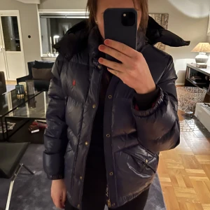Jacka - Säljer min ralph lauren jacka som bara är använd 1 vinter. Jätte fint skick och inga defekter. Pris kan diskuteras , ny pris 2795kr