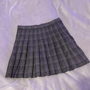 Mini skirt - ♡ Rutig mini kjol köpt ifrån pull & bear ♡ Använd fåtal gånger  ♡ Storlek s ♡Säljer eftersom jag inte använder den ♡ Skriv i dm för fler bilder/frågor :)