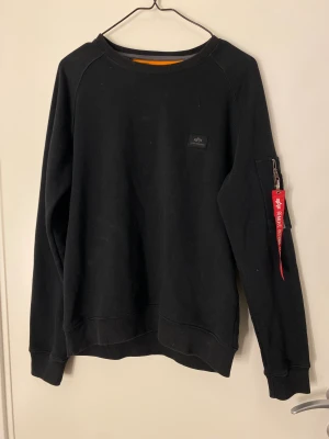 Sweatshirt  - En svart sweatshirt i storlek M