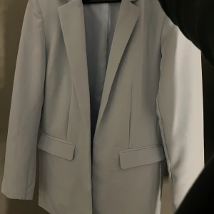 Baby blå kavaj - En baby blå kavaj. Använt en gång så gott som ny lite finare blå än vad bilden visar. 