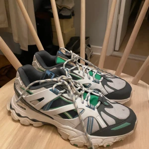 Reebok sneakers  - Säljer mina Reebok sneakers, fint skick förutom fläcken som visas på bild 3. Storlek 40