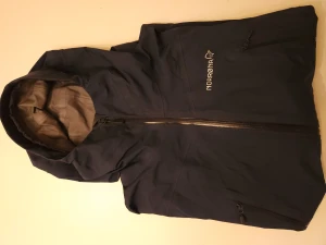 Jacka - Narrøga. Vatte,  vind tätt allt du vill ha på en jacka. Sön oå den fina som bara den. Nästan ny!