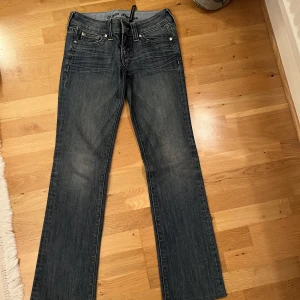 Lågmidjade Guess jeans  - Säljer ett par jätte fina lågmidjade blåa Guess jeans, storlek 27 (passar xs-s och på längden passar de en ca 167 cm)