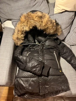 Gstar dunjacka - Säljer min gamla vinterjacka från G-Star då den har blivit för liten. Det är bra skick och inga fel. Pälsen är avtagningsbar. Nypris: 2500