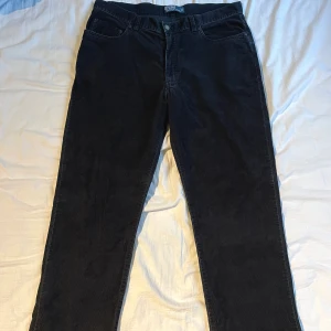 Ralph Lauren Manchester byxor - Svarta Manchester byxor från Ralph Lauren i stl 35/32. Älskar dessa byxor som jag ärvt av min morbror från 80-talet. Tyvärr är de alldeles för stora i midjan för mig vilket är så synd med tanke på kvaliten och hur otroligt snygga de är! 