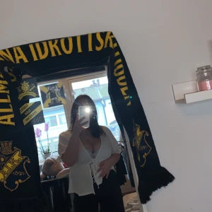 Tröja/kofta - En vit jätte fin kofta/tröja, går att använda som båda två. Köpt på Gina tricot för 250kr, säljer för 100kr plus frakt ✨❤️ storlek M, men skulle säga att den mer är som en storlek S