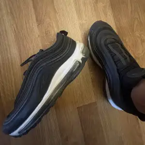 Säljer dessa snygga Nike air Max 97, i bra skick då de knappast kommit till användning och jag hann växa ur dem och de är storlek 38.