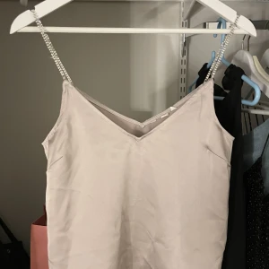 Fest topp - Festlig topp från hm🤩 skimmrigt material med glitterband✨passar mig perfekt som är storlek XS-S!💕