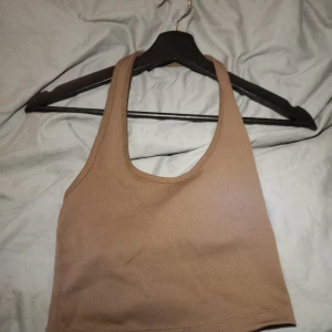 Halterneck Topp - En topp använd sällan, fint skick!