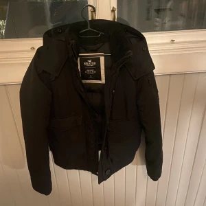 vinterjacka - säljer denna fina jackan från hollister, storlek S. jätteskönt ludd vid nacken! 💞