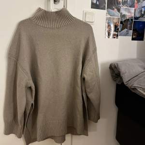 Fin stickad tröja från H&M 🤎🫶🏼 Knappt använd, ordinarie pris 299kr 