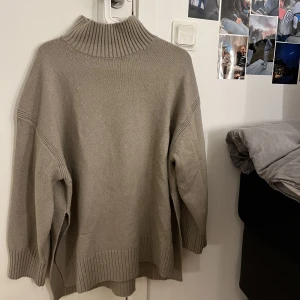 Stickad tröja - Fin stickad tröja från H&M 🤎🫶🏼 Knappt använd, ordinarie pris 299kr 