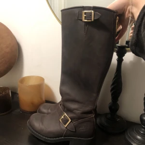 Johnny Bulls  - Knappt använda Johnny Bulls skor strl 37, nypris 1700kr. 