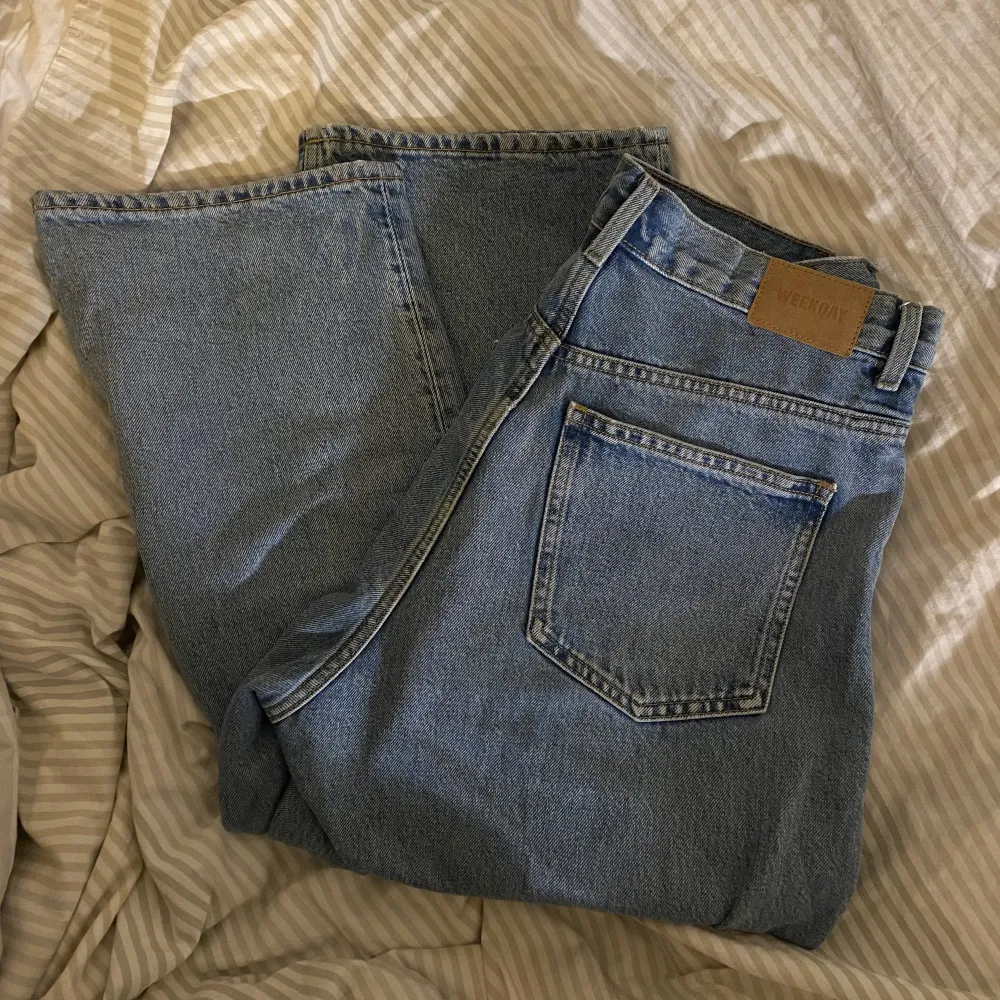SÄNKT PRIS! Weekday RAIL jeans i NYSKICK. W30 L32 i ljusblå färg, se andra bilden. Köpta för 599, utsålda överallt. Möts upp i Stockholm eller fraktar. Pris kan diskuteras vid snabb affär. Jeans & Byxor.