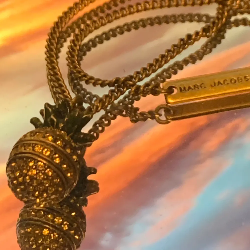 Väldigt unikt Marc Jacobs halsband med en gullig ananas🍍🌟 Aldrig användt, därav priset!. Accessoarer.