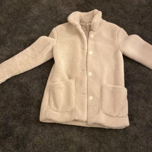 Fluffig vinter jacka - Jag säljer den här jätte mysiga och fina jackan. Det är storlek 170 och för 14+ år men passar även yngre. Den passar perfekt på mig som är 165 och har S eller M i kläder. Den är ifrån h&m och är knappt använd och i bra skick. 