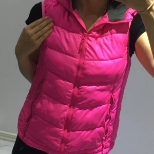 H&M dam väst - Puffar väst från H&M i storlek S.  Köparen står för frakten! 