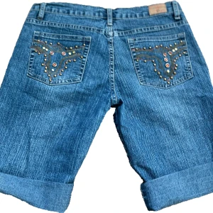 Blåa jeans shorts med coolt tryck  - Ett par väldigt snygga blåa baggy jeansshorts men coolt tryck på bakfickorna.  De är i bra skick och märket är oop’s. Kan mötas upp i Stockholm eller frakta då köparen står för frakten💞
