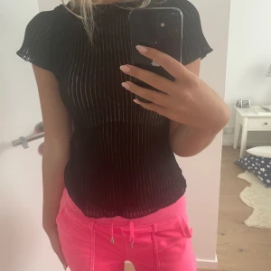 Svart topp från Zara strl.S - Säljer denna superfina ganska genomskinliga tröja i strl S då den inte kommer till någon användning. Nästintill oanvänd och är en perfekt festtopp