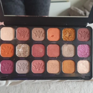 Ögonskuggspalett revolution - Sparsamt använd ögonskuggspalett från Revolution (Forever Flawless), 18 st färger med spegel. Frakt sker via postnord fraktpåse, (storlek S. 39 kr)