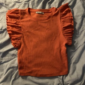 💗Zara volang topp💗 - Aldrig använt den eftersom att den  va för stor för mig men nu tycker jag inte om den lika mycket så säljer den istället +den ser inte så orange ut irl utan mer korall färgad