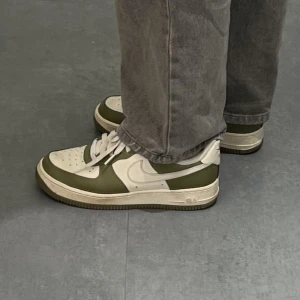 Nike air force - Egendesignade Nike air force som jag gjort på deras hemsida. Vita och sage green. Supersnygga och sparsamt använda🥰🥰 Ordinarie pris 1339 kr. Fraktar endast