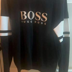 Säljer tre sweatshirts, säljs även på vårt Instagram konto hstd.resell.  Hugo Boss tröja, nypris:999kr, mitt pris: 400kr, storlek S Svart zipper, nypris: 349kr, mitt pris: 200kr, storlek S CK tröja, nypris: 400kr, mitt pris 150kr, storlek XS //HstdResell 