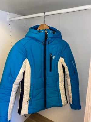 Peak performance skidjacka xs/s - Använd 1 skidsäsong. Väldigt fint skick och bra skidjacka med fickor på flera ställen & bra värme.  Tar gärna emot bud! Fanns en fuskpäls till som slängts så den kommer utan.